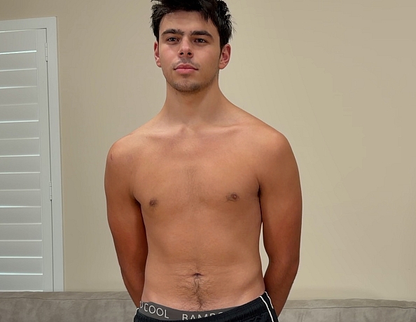 260918102-jerking-off-vinny